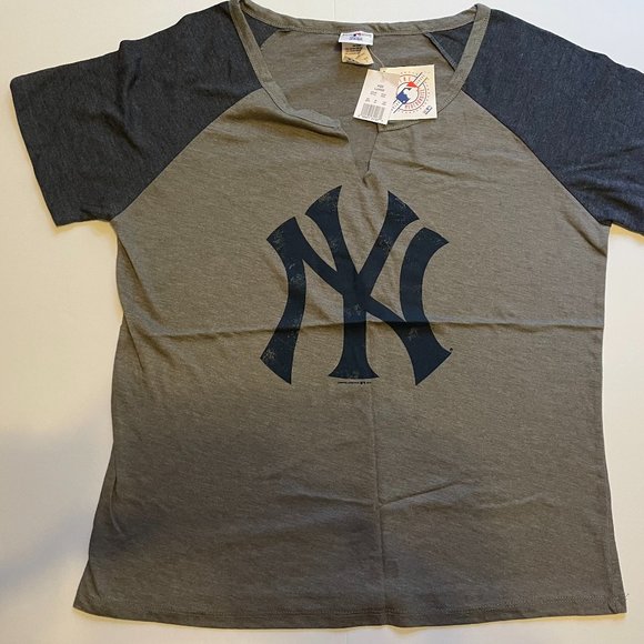 Genuine Merchandise Tops - NWT Large campus lifestyle t shirt YANKESS short sleeve.